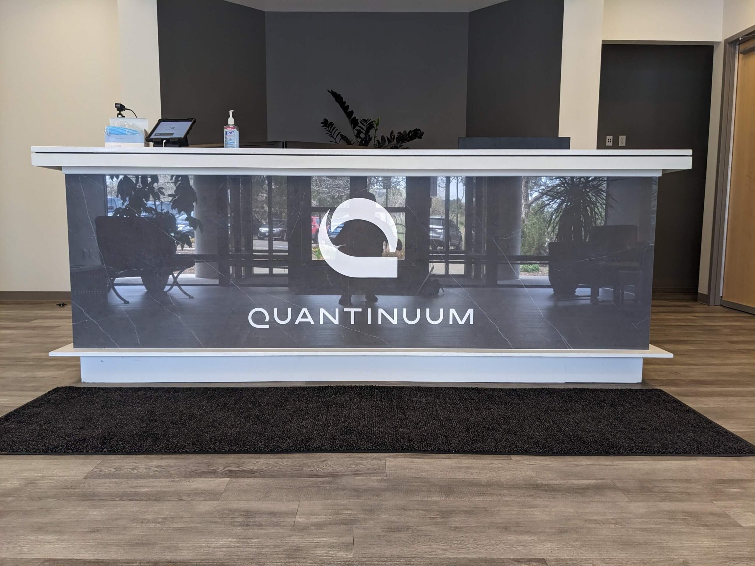 Quantinuun desk-scaled