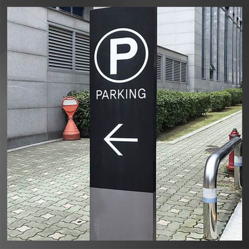 Parking pylon-signages